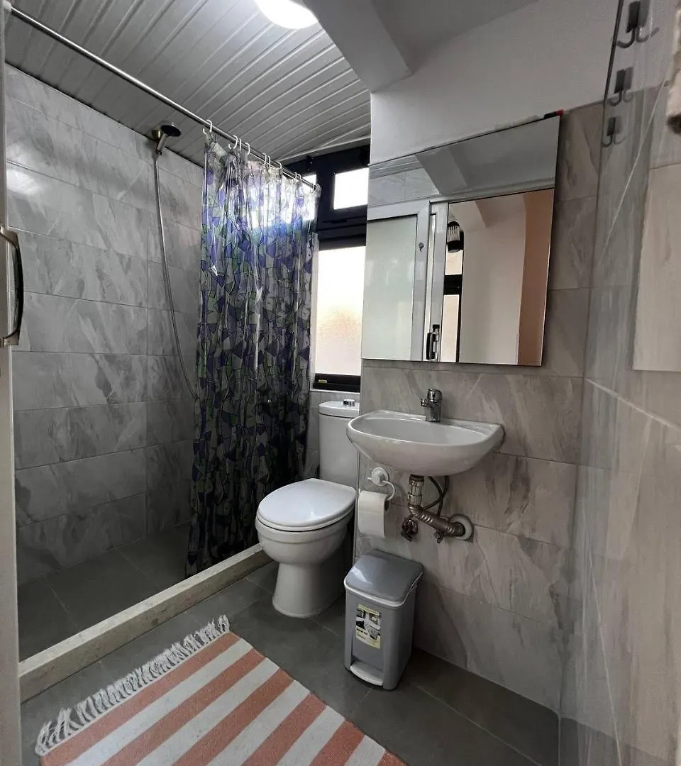 Xhelo'S Rooms Tirana 0*,
